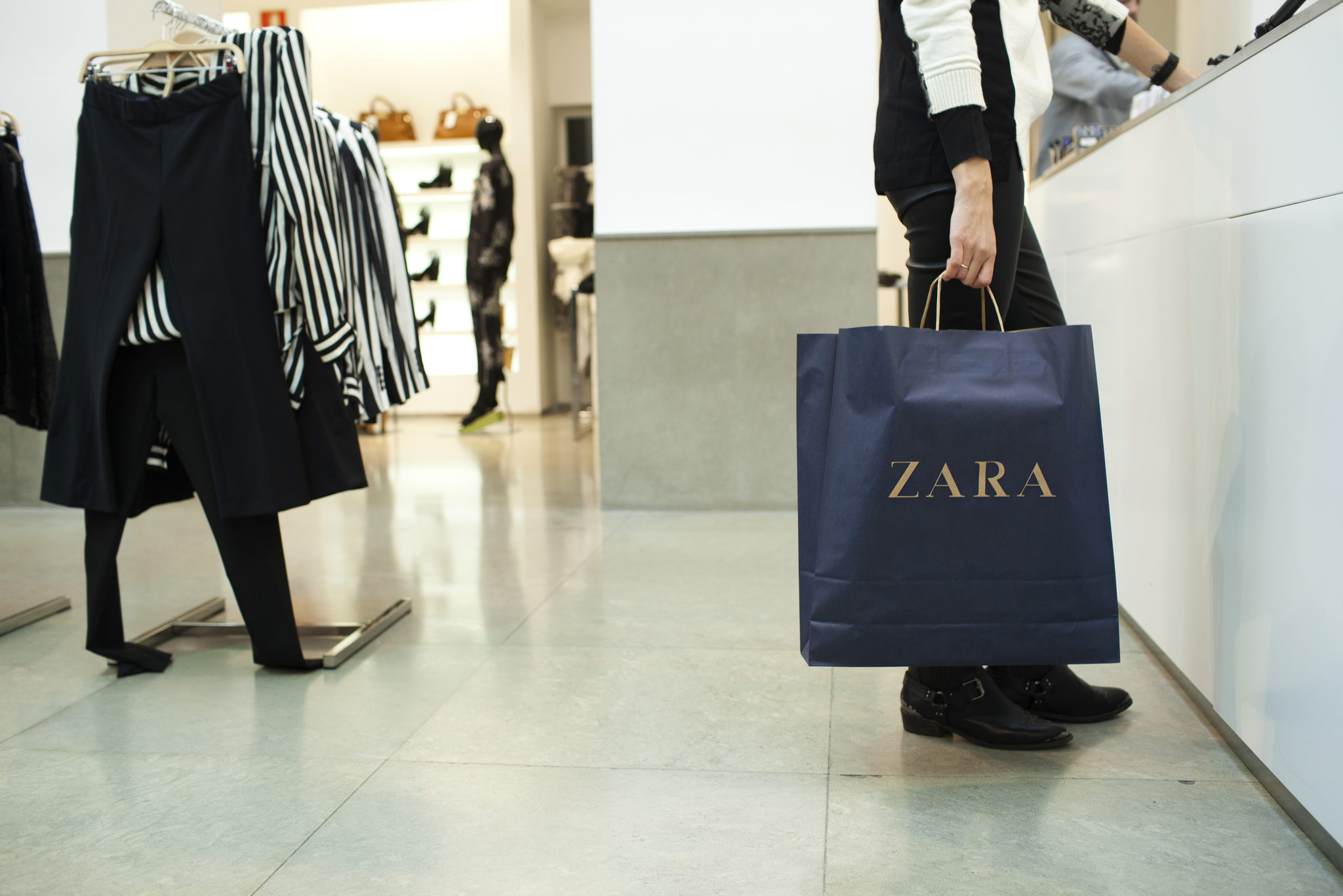 Zara to Lure Millennials with Augmented Reality Displays – The Business ...